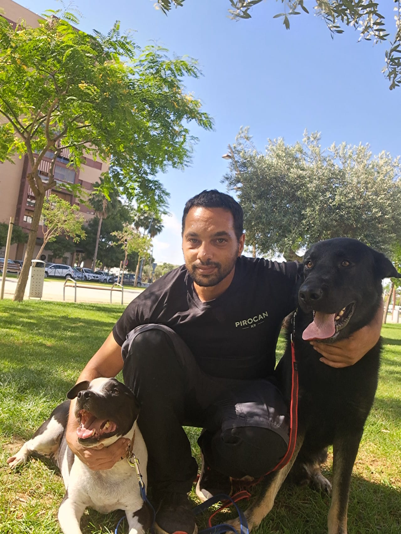 Pedro, adiestrador canino de PiroCan K9, con sus perros en Montequinto